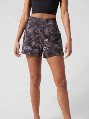 Athleta Women's Black Gray Floral Zipper Pocket Brooklyn activewear Shorts 12